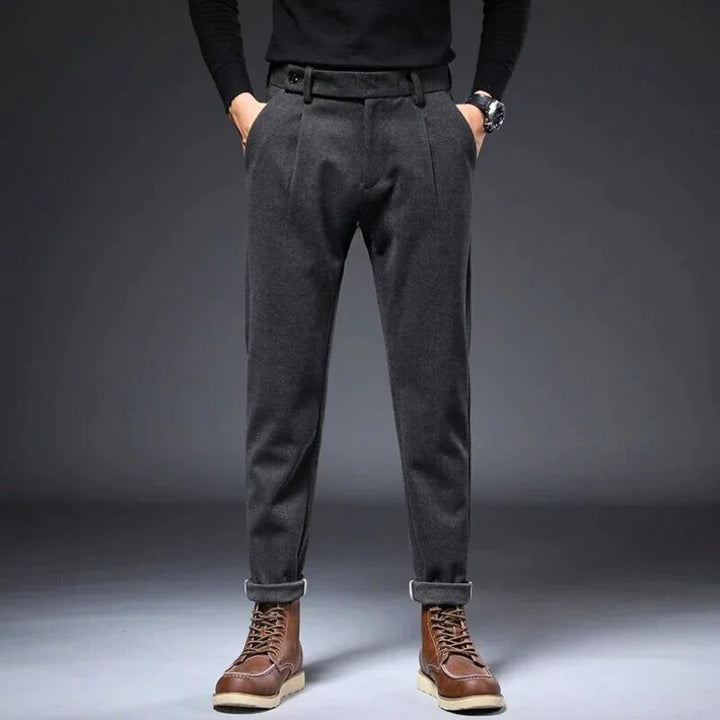 Hudson tailored trousers in dark gray with stylish pockets and a secure closure, paired with brown boots.