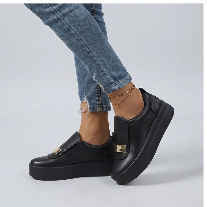 Model wearing Black sneakers in a studio - 3