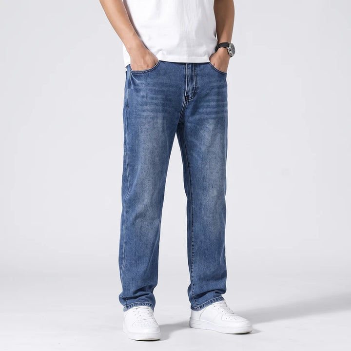 Donkerblauw jeans on an off-gray studio background