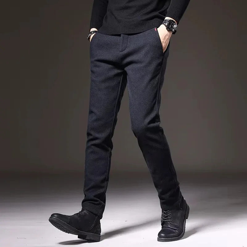 Henderson slim-fit pants in dark color, showcasing a modern tailored structure and flexible fit for everyday wear.