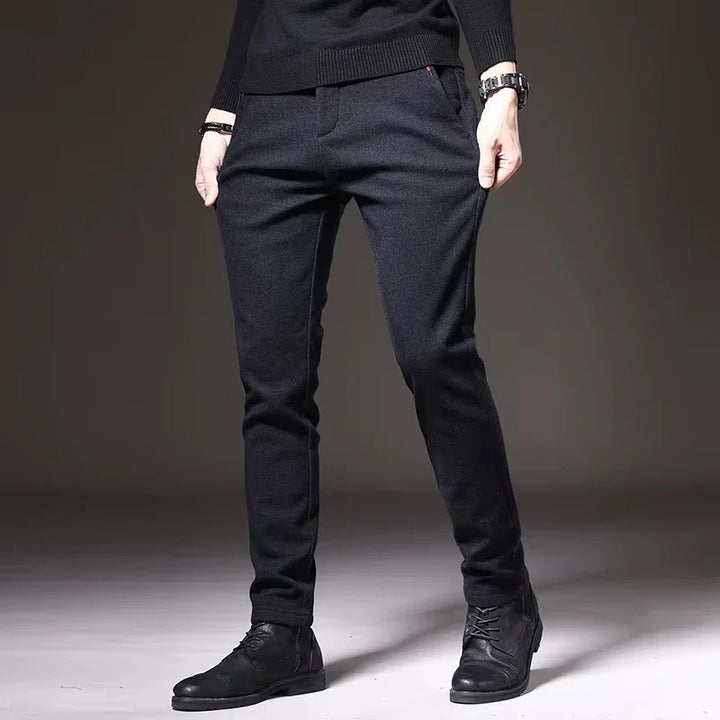 Henderson Slim-Fit Pants in dark color, featuring a tailored structure for a modern, flexible fit.