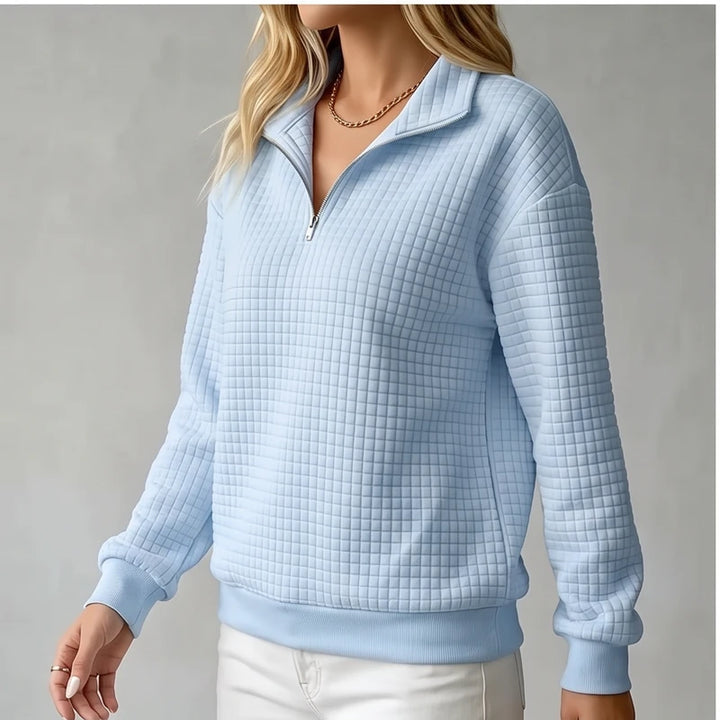 Model wearing Blue knit pullover in a studio - 2